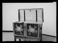 406. Rosemalt kiste, historisk museum, Bergen - no-nb digifoto 20150218 00166 NB MIT FNR 17284.jpg
