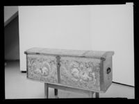 413. Rosemalt kiste. Historisk museum, Bergen - no-nb digifoto 20150218 00169 NB MIT FNR 17286.jpg