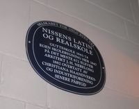 Skilt ved Rosenkrantz gate 7, der Nissens latin- og realskole holdt til fra 1847 til 1874. Foto: Stig Rune Pedersen