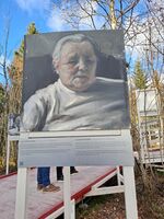 Portrettmaleri av Lillian Nilsen, en huleboer på Sørøya, Finnmark, malt av Vebjørn Sand. Foto: Eva Rogneflåten (2020)