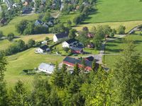 Øvre Rotset - Aarflotgarden i framgrunnen, Skrivargarden - Eidsethgarden i bakgrunnen.