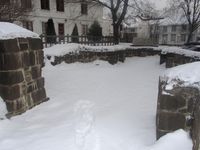 Ruinene av rundkirken Olavskirken ligger på den andre siden av gaten for ruinene av Olavsklosteret. Foto: Stig Rune Pedersen