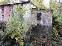 Forsømte industribygninger i Svartdalen. Foto: Ida Tolgensbakk (2012).