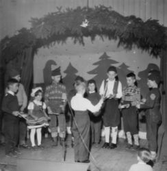 Rundt-om-kring. Kjeller skramleorkester under fremførelse av «Gammel Jegermars», akkompagnert av fru Dahl på piano, ca. 1958.