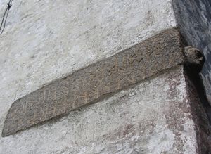 Runeinskrift på stein i mur Skjeberg kirke.JPG