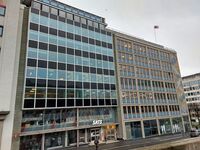 Fra begynnelsen av veien, nr. 6 til venstre og Kommunenes hus. Foto: Pål Giørtz (2022).