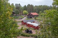 Rustadsaga i Østmarka. Skogvesenets anlegg i forgrunnen; serveringsstedet i bakgrunnen. Foto: Leif-Harald Ruud (2018)