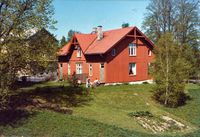 Ryenhuset har ligget her siden før Strømsveien ble anlagt. Trærne til høyre utgjorde lysthuset i 1890 - veien kom i 1910. Nå Strømsveien 140.