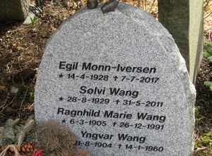 Sølvi Wang og Egil Monn-Iversen gravminne Oslo.JPG