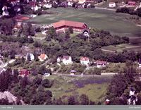 Søndre Skøyen, Skøyen allé 20 i øvre halvdel av bildet. Foto: Widerøes Flyveselskap/Oslo byarkiv (1962).