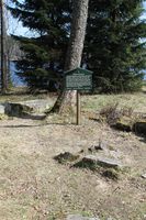 Grunnmuren og kulturhistorisk skilt. Foto: Chris Nyborg (2016).