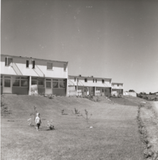 Søndre Ståvi borettslag på Vøyenenga i Bærum kommune (1952), sammmen med Robert Esdaile. Foto: Christian Norberg-Schulz/Nasjonalmuseet (1952–1955).