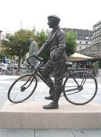 Statue av Gunnar Sønsteby, avduket ved Solli plass, senere flyttet til Karl Johans gate. Foto: Hans P. Hosar