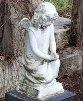 Sørgende engel i barneskikkelse, Vestre gravlund i Oslo.