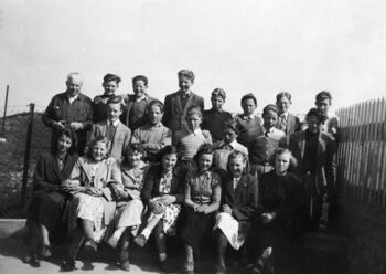 Klassebilde om lag 1950, born f. 1936/37. Bak frå venstre: Lærar Daniel Jordal (5), Asbjørn Bergtun, Georg Tangen, Johan Strand, Leif Eriksen, Thorleif Rognsvåg, Otto Mongstad, Olav Husa. I midten frå venstre: Alf Husa, Olav Markussen (Husa bnr 63), Sigfred Nygård, Bjarne Stuberg, Karstein Uthaug, Eilert Solheim. Framme frå venstre: Kjellaug Marthinussen, Gerd Klara Husa, Magnhild Kongestøl, Aslaug Storhaug, Borghild Sjøvold, Inga Rognsvåg, Anny Moldøy.