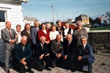 Dei same som 50-årskonfirmantar i 1996. Framme frå venstre Godtfred Moldøen, Erling Rognsvåg, Karstein Storemark, Alfred Ophaug, Kåre Hestenes. Bak frå venstre: Otto Uthaug, Åse Storhaug, Ivar Husa, Karl Petter Tresnes, Ingunn Andvik, Gunvor Fredriksen, Gunvor Telle, Solveig Storemark, Marie Stormark, Lise Myksvoll.