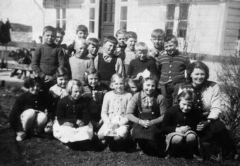 Klassebilde 2. klasse 1940 (årgang 1931-1932), lærar (til høgre) var Ruth Urhaug frå Salhus, Bergen. Jenter frå venstre: Anne Lise Mikkelsen, Gunvor Uthaug, Aase Husa, Solveig Gullaksen, Marie Rognsvåg, Lise Storhaug (delvis gøymd), Dagny Thoresen, Ingunn Hjønnevåg. Gutar frå venstre: Erling Rognsvåg, Karl Petter Tresnes (delvis bakom), Karstein Storemark (bak), Paul Husa (framme), Otto Uthaug, Ragnar Moldøy, Alfred Ophaug (bak), Kåre Hestenes, Ivar Husa (framme), Godtfred Moldøen (bak), Andreas Stuberg.