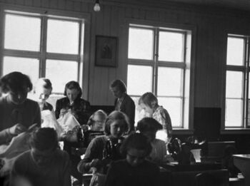 Frå ein handarbeidstime om lag 1952, jenter fødde i 1939.