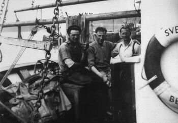 På fiske med M/S «Sversling» på 1950-talet. Frå venstre Olav Johan Nilsen, Magnus Berg og Karsten Thoresen.