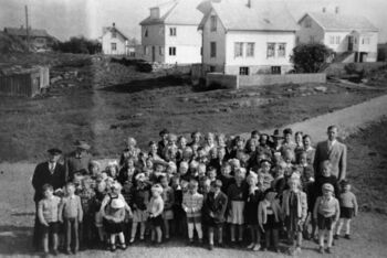 Søndagsskulen om lag 1956. Lærarane var frå venstre Herman Bårdsen, Ole Kongestol, Ananias Lambrechts og Olav Kongestøl. Søndagsskulen tok til ikkje lenge etter at bedehuset vart bygd. Johan Koppen (bnr 4-5) var ein av dei første som tok opp dette arbeidet.