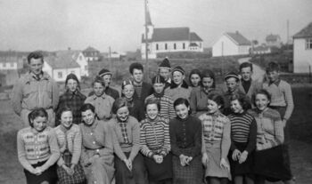 Klassebilde 1955. Bak frå venstre: Lærar Lars Gåsemyr, Erling Kleppe, Olav Kjeilen, Erling Eriksen, Ole Jørgen Mongstad, Larry Lunde, Harald Kristoffersen, Hermund Tresnes, Atle Sivertsen, Håkon Mongstad, Marie Husa, Eilif Strand, Einar Thomassen, Agnar Nygard. Framme frå venstre: Anne Margrethe Bergtun, Kirsten Stuberg, Kari Dale, Barbro Husa, Kirsten Opsahl, Kari Korneliussen, Gerd Tangen, Grete Tangen, Ragnhild Koppen.