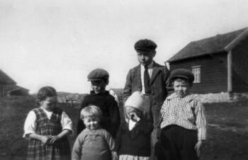 Born frå Kopper/Grenda om lag 1922. Bak frå venstre: Olai Ophaug og Gerhard Gullaksen. Framme frå venstre: Andrea Ophaug, Sigurd Ophaug, Signy Hansen og Anton Ophaug. Huset til Gullak Sivertsen Grenden bak til høgre.