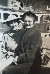 Kirsti Husa (18d) og svigermora Lovise Husa på rutebåten frå Bergen.