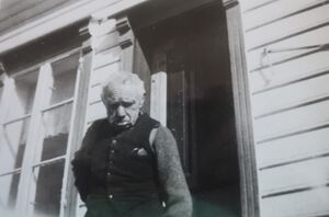 Andreas Olai Grønhaug f. 1869 Gaular i Sunnfjord d. 1957 (jf Gaularb. V s 437), ugift, var skomakar og budde i kjellaren på bnr 63. Han budde før i Bergen, og døydde der.