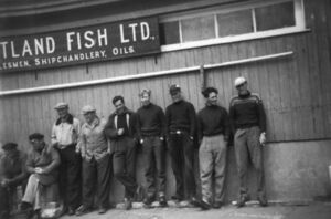 Kvalfangst på Shetland. Frå venstre: Oskar Uthaug, Magnus Uthaug, Richard Uthaug, Malvin Olsen, Anders Rognsvåg, Kristen Nilsen, Otto Anker Sulen, John Kongestøl, Leif Tangen.