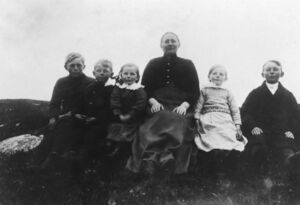 Frå venstre: Oskar, Gjert, Charlotte, Bertina, Konstanse og Richard Uthaug (bnr 67-1). Bertina vart tidleg enkje.