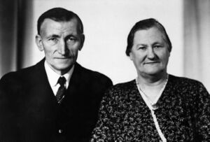 Ole og Karen Uthaug (bnr 55-1). Han vart kalla «Ole bakar».