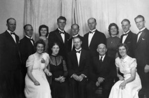 Familiebilde 1944. Bak frå venstre: Gotfred, Konrad, Gudrun, Harald, Malvin, Oskar, Solveig, Karl, Magnus. Framme frå venstre: Borghild, Gina, Sverre, Mikal og Mary Tangen (bnr 32).