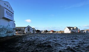 Til venstre fryseriet med destilleriet, Bjelland (Fab. Nr 8) og til høgre Holmen, alle sentrale bygg på Fedje. Foto frå 2022. Foto: Karsten Madsen