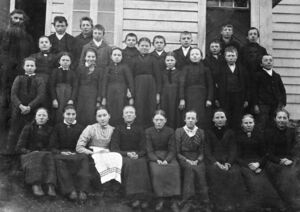 Konfirmasjon 1905. Desse vart konfirmerte ifølge kyrkjeboka: Alfred Johannessen Stormark, Nils Jakobsen Koppen, Anton Johannessen Stormark, Henrik Johansen Sulen, Gudmund Andreassen Husa, Gerhard Gullaksen, Severin Koppen, Mikal Jensen Rognsvåg, Nils Martinsen Sulen, Hertelius Hansen Muren, Rasmus Olai Ophaug, Andreas Karlsen Stormark, Martin Larsen Stormark, Hans Nord-Tangen, Marta Monsd Husa, Johanna Olsd Langedal, Martine Martinusd Moldøen, Ingeborg Ananiasd Stokholm, Olufine Olaisd Stormark, Ingeborg Eriksd Smines, Anna Marie Langedal, Ingeborg Rasmusd Moldøen, Ida Nilsd Sulen, Josef Bryde (Holmengrå). Endå er det fire born på bildet, kanskje det er nokon ifrå Austrheim.