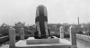 Frå avdukinga av minnestøtta for dei falne i krigen.