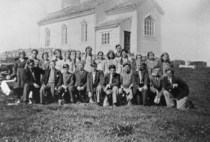 Konfirmantar fødde 1920-1921 framfor gamlekyrkja (sjå bilde s 266). Jenter frå venstre: Ingrid Herøy, Inga Ingvaldsen, Borghild Tangen, Herborg Koppen, Dorthea Stuberg, Edith Gullaksen, Torborg Rognsvåg, Erna Koppen, Borghild Langedal, Othelie Uthaug, Agnes Stormark, Agnes Olsen, Grete Husa. Gutar frå venstre: Ingemår Ingemårsen, Ragnvald Kristiansen, Sverre Mongstad, Sigurd Ophaug, Johannes Børhaug, Karstein Bråte, Edvin Rognsvåg, Magnus Ophaug, Gabriel Stormark, Alfred Storemark. Bak pastor Jakob Brekke.