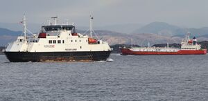 Ferja «Fedjefjord» på veg over Fedjefjorden i 2018. Den trafikkerte sambandet frå 2002 til 2020. Til høgre frakteskipet «Joan», registrert i Belgia. Foto: Karsten Madsen