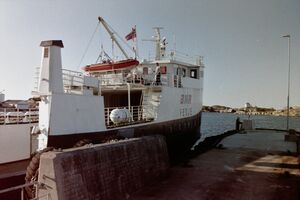 Ferja «Fedje» ved kaien i 2001. Den trafikkerte sambandet frå 1970 til 2002.