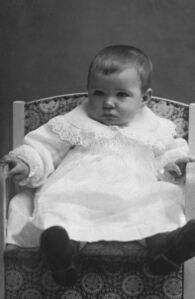 Helmina Stuberg i finpussen (la).