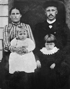 Lovise og Rasmus Børhaug (bnr 33-1) med borna Alfred og Olga.