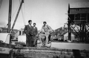 Søndag på Steinborg 1954. Frå venstre: Johan Thomassen, Aksel Rognsvåg Husa, Johan Strand.