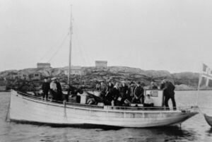 M/B «Fisken» H-49-AM, lengd 33,5 fot. Det var ein av dei første motorbåtane på Fedje, motor 4-takt Hein, sidan 8 HK Wickman. Eigarar Bertel og Rasmus Børhaug, seinare seld til Olaf Mongstad. Moldøyna i bakgrunnen.