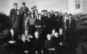 Olina Børhaug sin 90-årsdagi 1943. Framme frå venstre (B=Børhaug, W=Wiken): Ragnvald Kristiansen, Ragna Kristiansen (2), Omar Hjort (1ia), Ole Nestang, Olina B (1), Anna B (lg), Bertina Bårdsen (1d, framom), Elvina B (le). Bak frå venstre: Ingemår B (1g), Olga Bårdsen, Harry W (bak), Anna Børhaug (bnr 60-1, framme), Konstanse og Adolf Strand (bak), Knut B (son av lg, heilt bak), Haldis (framom) og mannen Ove B (son av lg), Gudny og Richard B, Ingvard B (son til 1g), Olga W, Olai Bårdsen, Jenny Bårdsen, Bernhard og Julie Bårdsen, Hjalmar W.