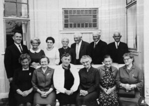 På indremisjonstur til Skorpo i Os rundt 1960. Bak frå venstre: Jens og Selma Rognsvåg, Margit Rognsvåg, Lovna Stuberg, Johan Karlsen Husa, Mons Storemark, Mikal Rognsvåg. Framme frå venstre: Ingeborg Stuberg, Emma Uthaug, Bertha Olsen Koppen, Lovise Husa, Elida Berg, Ragna Kristiansen.
