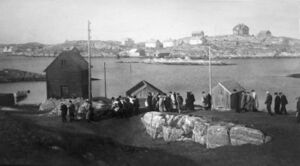 Gravferd 1951 Maria Tangen (18). Gravfølgjet går frå heimen, som var vanleg før. Bak Moldøyna.