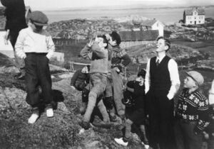 På Sylvarhaugen på utkik etter engelsk fly under krigen. Bak Midt-Tangen, til høgre Berge bnr 21.