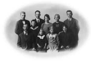 Familiebilde Wiken i 1924 då Elida skulle reisa til Canada. Bak frå venstre: Harald, Georg (framom), Hjalmar, Elida, Jenny, Emil. Framme frå venstre: Endre, Klara, Sina, Helene (15).