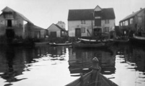 Steinborg truleg i byrjinga av 1920-talet. Huset i Muren (bnr 18) bak til venstre.