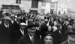 Folkeforsamling på Steinborg etter krigen, det er rutebåten dei ventar på. Frå venstre kan ein m.a. sjå: Marie og Oskar Uthaug (bakom), Lars Eriksen (framme), Anders Fanebust, Mally Husa (bakom), Bjørg Kongestøl, Sina Eriksen, Anders Husa (litt framme), Albert Husa (bak), Petra Gullaksen, Marta Ophaug Aase (bak), Ludvik Ophaug (framme), Ludvig Berg (heilt framme), Mikal Tangen, Bertha Gullaksen (bak L. Berg), Arvid Berg (heilt bak), Margot Berg, Karl Tangen (bak), Gunvor Uthaug (framom), Malena Tangen (bak), Marie Rognsvåg (framom), Rolf Bruland, Sigurd Ophaug (bak), Edvard Koppen, Karoline Berg (framom), Severin Stokholm, heilt framme Gabriel Sulen, bak han Josefine Husa, Maria Kongestøl, Maria Koppen (framom), Mary Tangen.