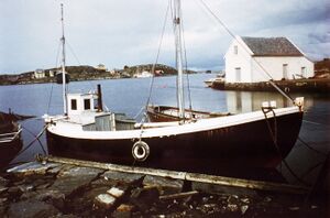 M/S «Rapp» H-43-AM, byggeår 1926, 30 fot lang, motor 10 HK Rapp. Eigarar Kristoffer Kahrs (4) og sønene Hans, Ingolf og Arnold.